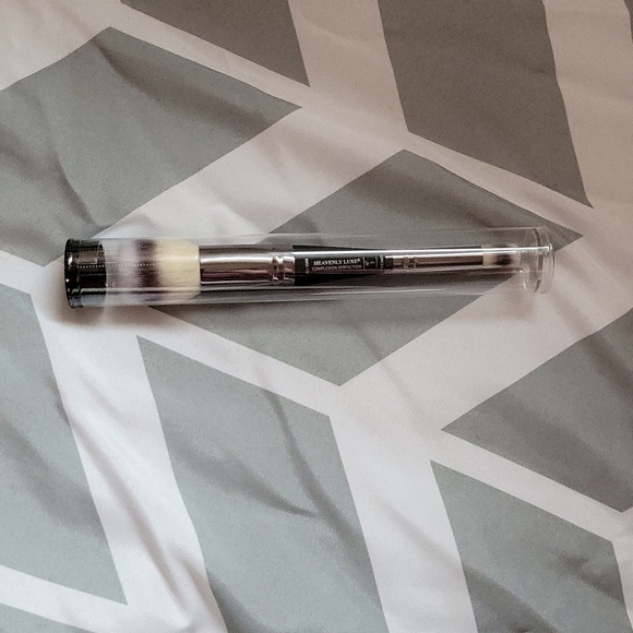 IT COSMETICS | HEAVENLY LUXE COMPLEXION PERFECTION NO. 7 BRUSH - Picture 2 of 6
